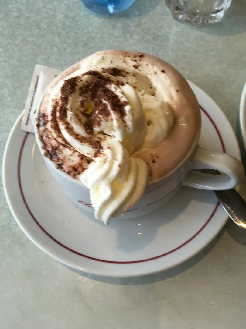 L. Moutet, chocolat chaud avec chantilly et cacao en poudre