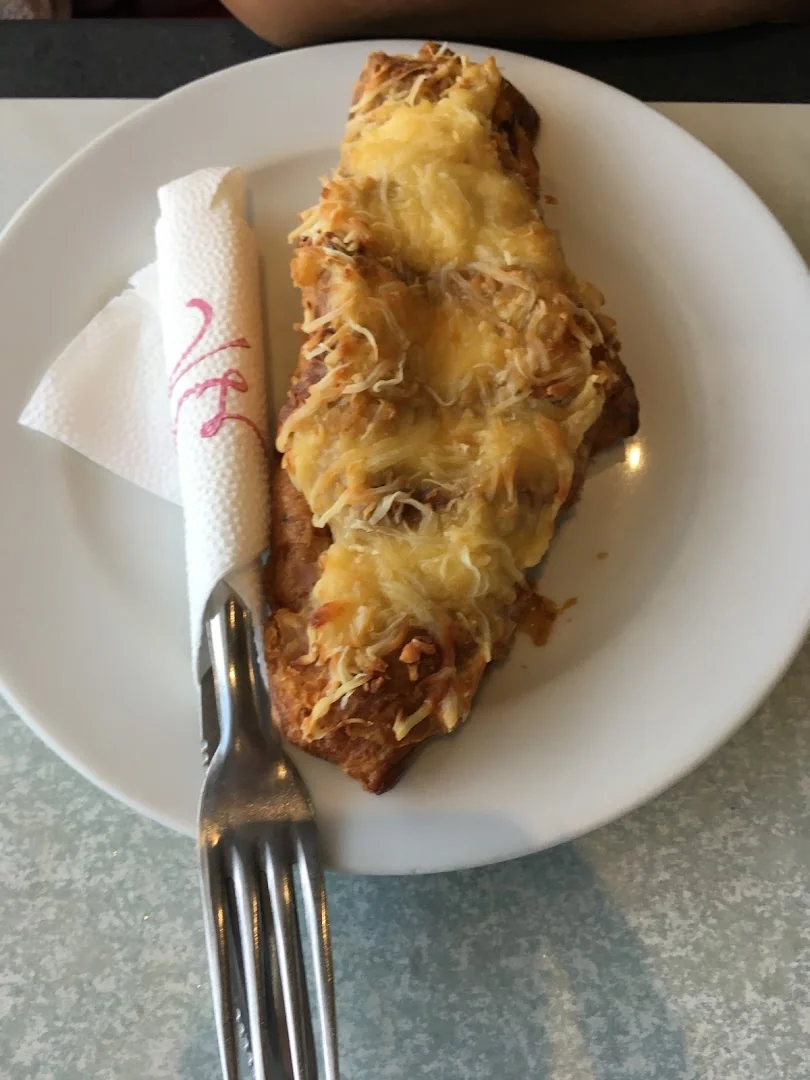 L. Moutet, croque-monsieur gratiné au fromage sur assiette