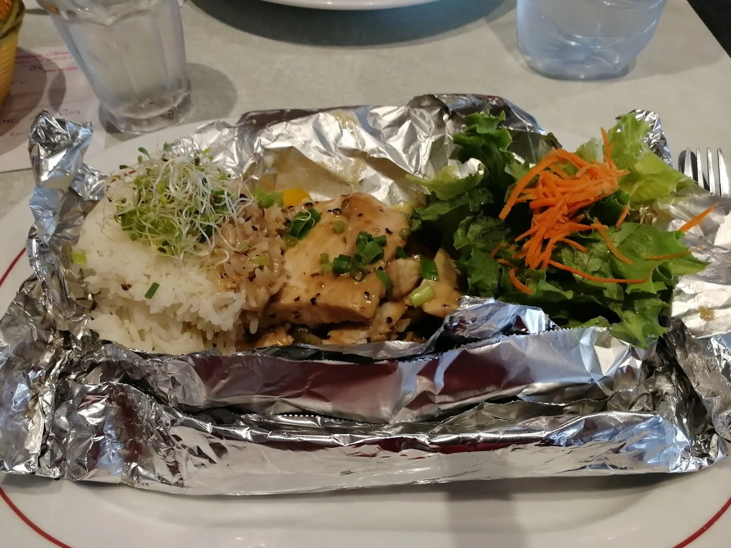 L. Moutet, poisson en papillote avec riz, germes et salade