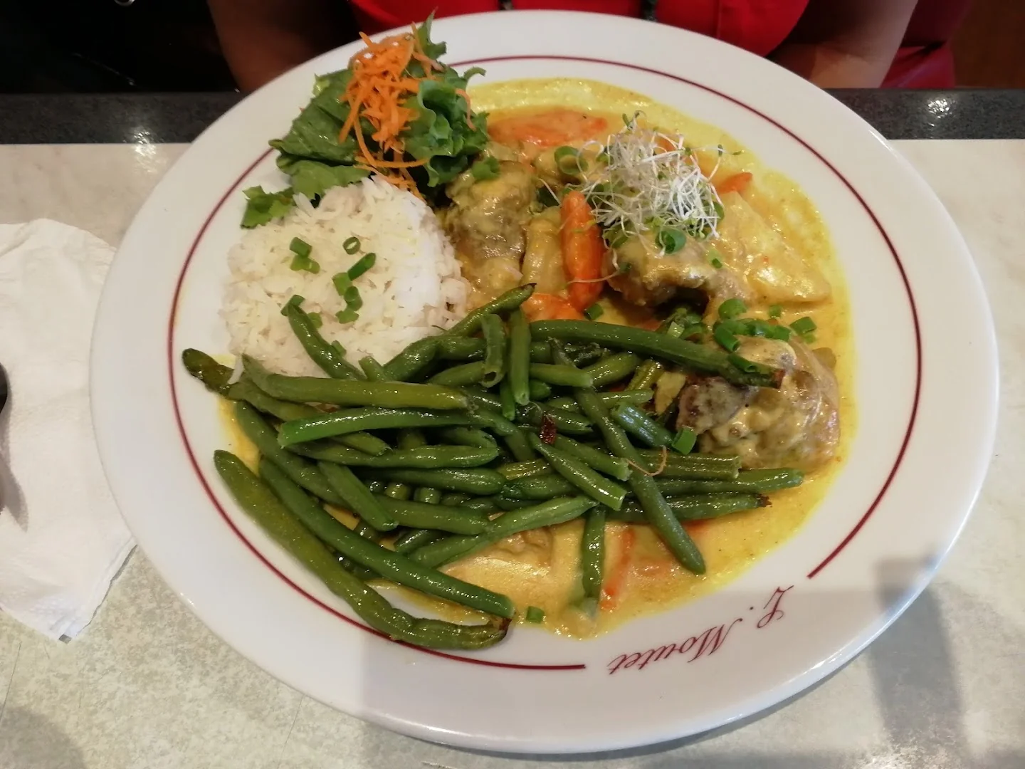 L. Moutet, poulet curry coco, riz, haricots verts, salade et carottes râpées