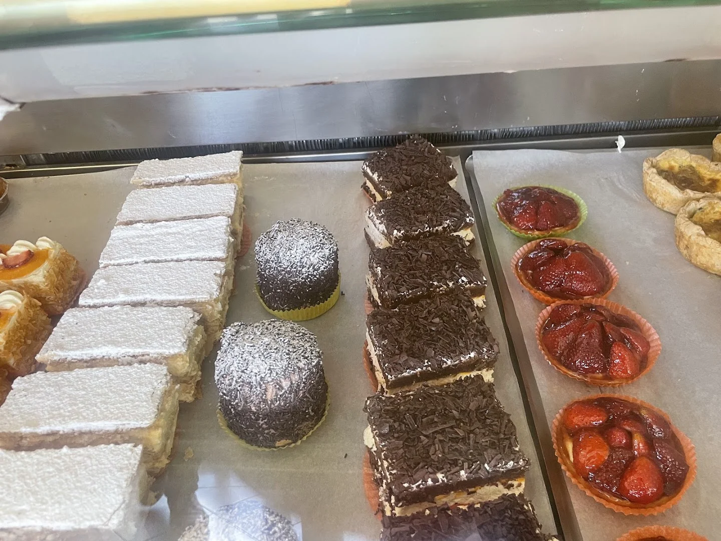 L. Moutet, vitrine pâtisserie, mille feuilles, tartelettes aux fraises, gâteaux chocolat