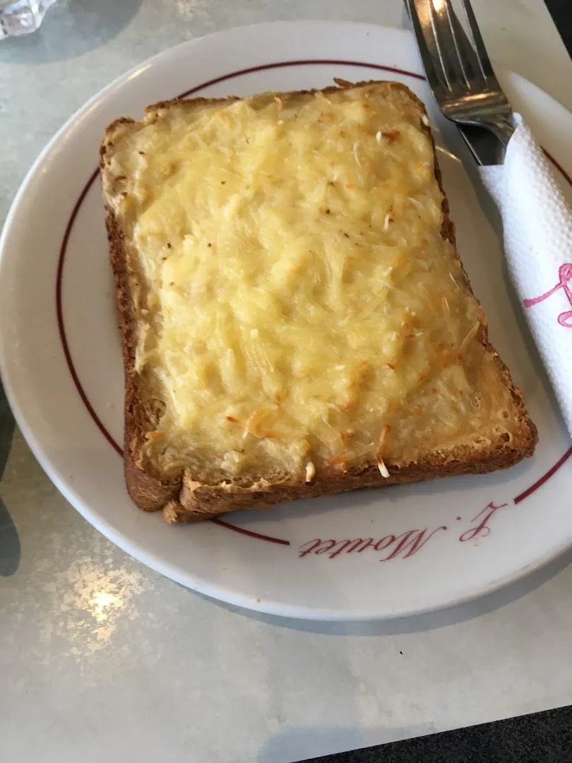 L. Moutet, welsh fromage fondu sur pain dans assiette L. Moutet
